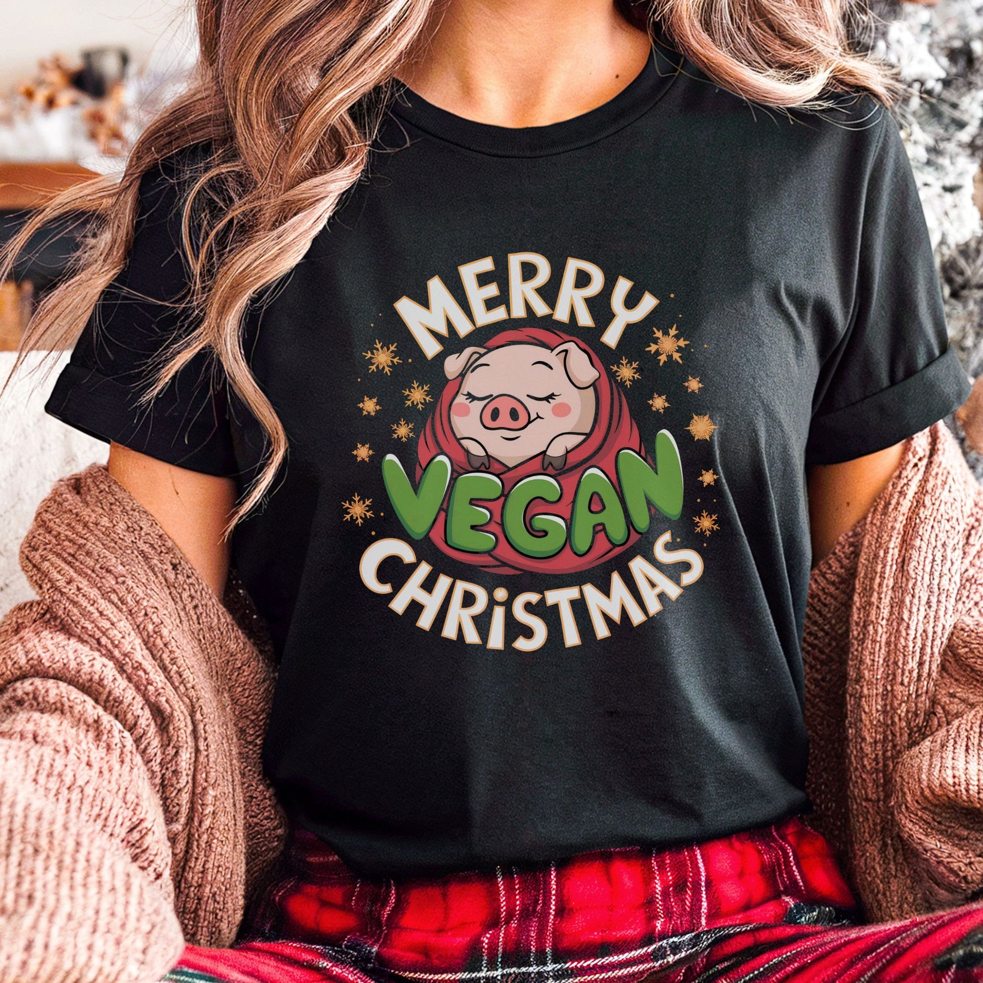 Merry vegan Christmas black t-shirt with cute pig wrapped in a blanket